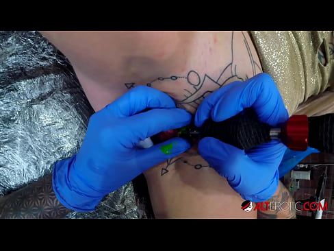 ❤️ Extremely tattooed hottie Sully Savage got a tattoo on her clitoris ️❌ Porn video at us ❤